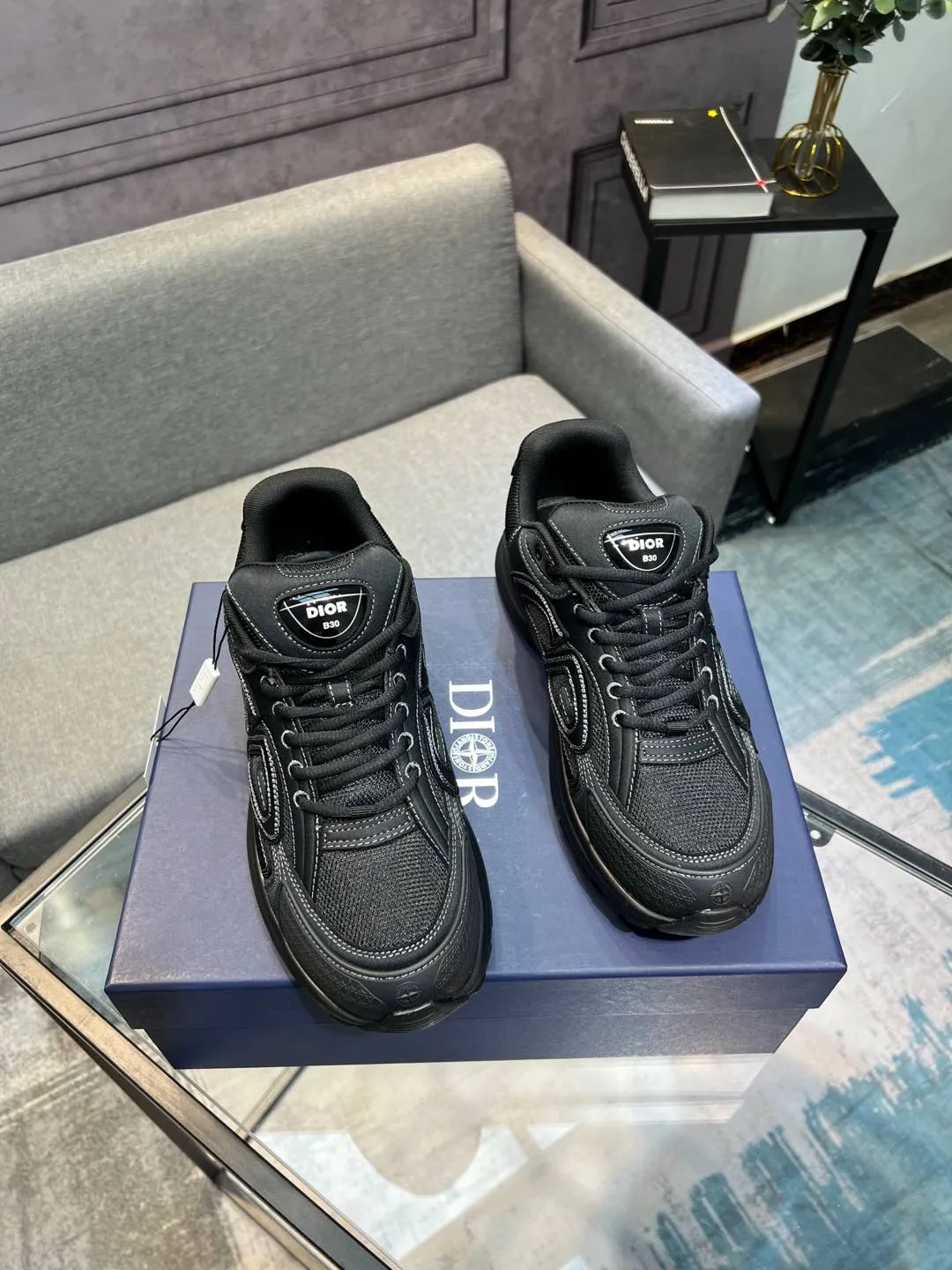 Men's shoes 💰600 high version joint model 🍸 Dior Dior The Island co-branded B30 sneakers follow the trend of the retro market and are Dad Shoes style shoes. The Dior logo on the tongue also indicates that this pair of shoes is the B30 model! B30 uses fine-textured leather and mesh cloth materials to form a shoe body. There are conspicuous letters CD on both sides of the shoe body to indicate the identity. Many lines on the shoe body outline the details, making the shoes look less monotonous and full of retro flavor. ♺ Upper: Original customized technical fabric + mesh ♺ Inner lining: Original customized breathable lining ♺ Outsole: Original molded IP foam + TPU outsole ♺ Heel height: 3.5cm ♺Code number: 39-44 (45 46 customized)